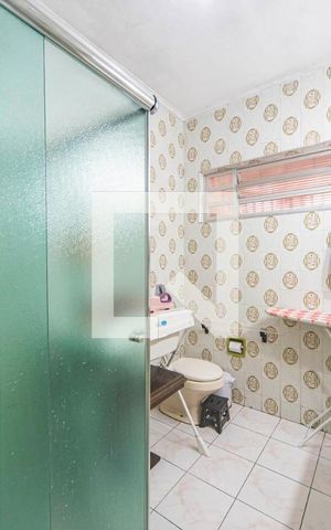 Casa à venda com 174m², 3 quartos e 2 vagas Casa à venda com 174m², 3 quartos e 2 vagasBanheiro Social