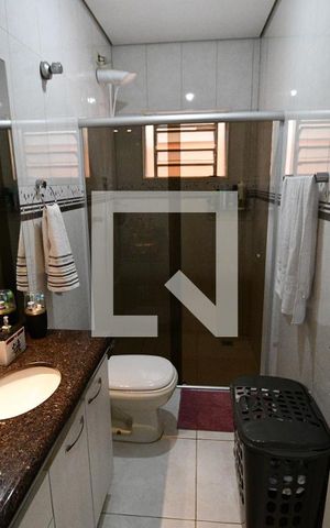 Casa de condomínio à venda com 161m², 3 quartos e 4 vagasBanheiro 