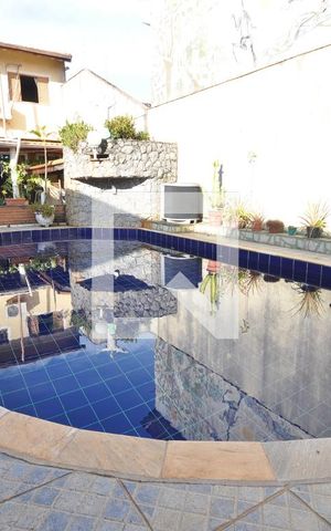 Casa à venda com 325m², 3 quartos e 4 vagasPiscina