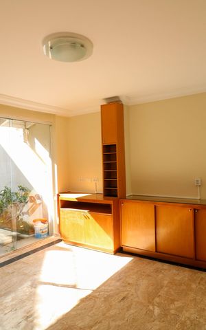 Casa de condomínio para alugar com 216m², 4 quartos e 2 vagas Casa de condomínio para alugar com 216m², 4 quartos e 2 vagasSala de TV