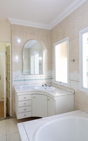 Casa de condomínio para alugar com 216m², 4 quartos e 2 vagas Casa de condomínio para alugar com 216m², 4 quartos e 2 vagasBanheiro da Suíte 1