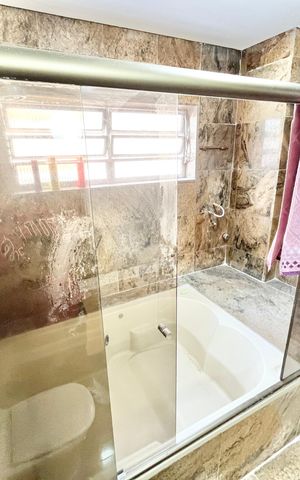 Casa à venda com 350m², 3 quartos e 4 vagas Casa à venda com 350m², 3 quartos e 4 vagasBanheiro da Suíte