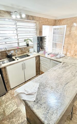 Casa à venda com 350m², 3 quartos e 4 vagas Casa à venda com 350m², 3 quartos e 4 vagasCozinha