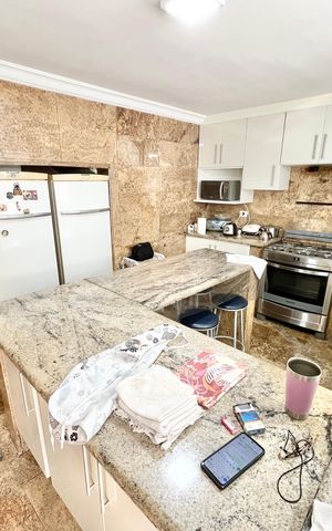 Casa à venda com 350m², 3 quartos e 4 vagas Casa à venda com 350m², 3 quartos e 4 vagasCozinha