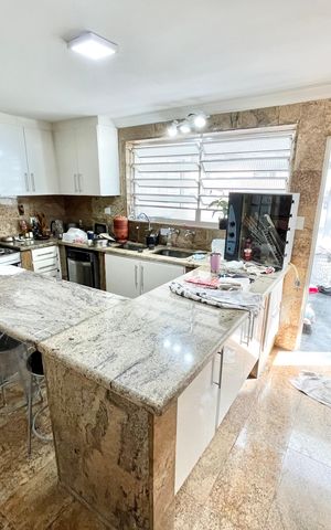 Casa à venda com 350m², 3 quartos e 4 vagas Casa à venda com 350m², 3 quartos e 4 vagasCozinha