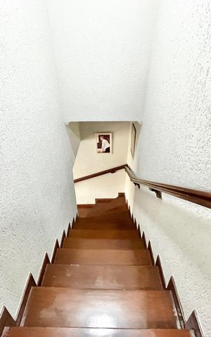 Casa à venda com 350m², 3 quartos e 4 vagas Casa à venda com 350m², 3 quartos e 4 vagasEscada