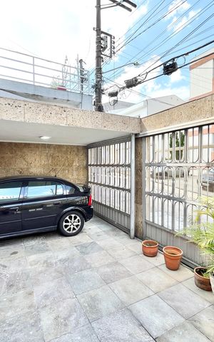 Casa à venda com 350m², 3 quartos e 4 vagas Casa à venda com 350m², 3 quartos e 4 vagasGaragem
