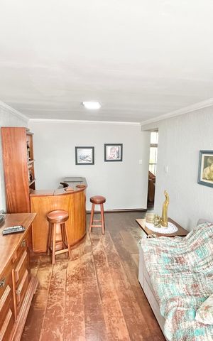 Casa à venda com 350m², 3 quartos e 4 vagas Casa à venda com 350m², 3 quartos e 4 vagasSala
