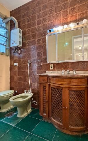 Apartamento à venda com 230m², 3 quartos e 1 vaga Apartamento à venda com 230m², 3 quartos e 1 vagaBanheiro Social