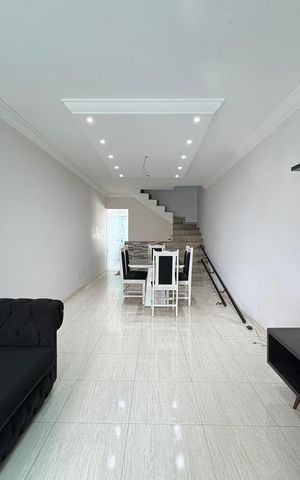 Casa à venda com 137m², 3 quartos e 2 vagas Casa à venda com 137m², 3 quartos e 2 vagasSala