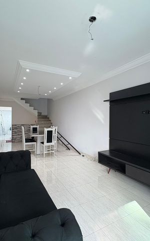Casa à venda com 137m², 3 quartos e 2 vagas Casa à venda com 137m², 3 quartos e 2 vagasSala