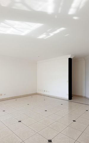Apartamento à venda com 188m², 4 quartos e 3 vagas Apartamento à venda com 188m², 4 quartos e 3 vagasSala
