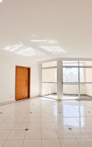 Apartamento à venda com 188m², 4 quartos e 3 vagas Apartamento à venda com 188m², 4 quartos e 3 vagasSala