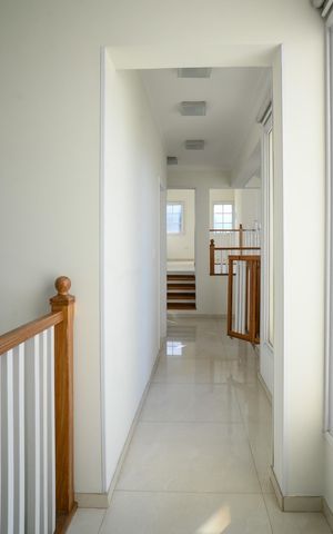 Casa à venda com 300m², 4 quartos e 3 vagas Casa à venda com 300m², 4 quartos e 3 vagasCorredor/Circulação 1ª Andar
