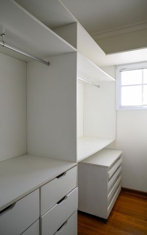 Casa à venda com 300m², 4 quartos e 3 vagas Casa à venda com 300m², 4 quartos e 3 vagasCloset Suite 1