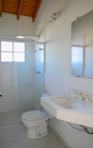 Casa à venda com 300m², 4 quartos e 3 vagas Casa à venda com 300m², 4 quartos e 3 vagasBanheiro Suite 4