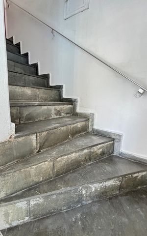 Casa à venda com 300m², 3 quartos e 3 vagas Casa à venda com 300m², 3 quartos e 3 vagasEscada