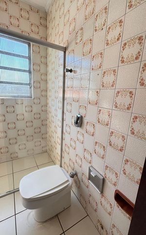 Casa à venda com 300m², 3 quartos e 3 vagas Casa à venda com 300m², 3 quartos e 3 vagasBanheiro