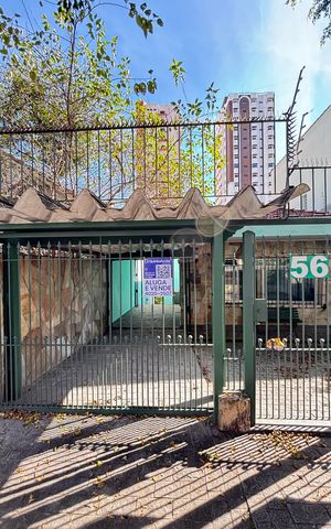 Casa à venda com 300m², 3 quartos e 3 vagas Casa à venda com 300m², 3 quartos e 3 vagasFachada