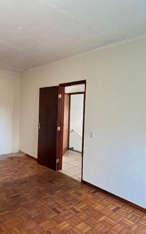 Casa à venda com 300m², 3 quartos e 3 vagas Casa à venda com 300m², 3 quartos e 3 vagasQuarto 1