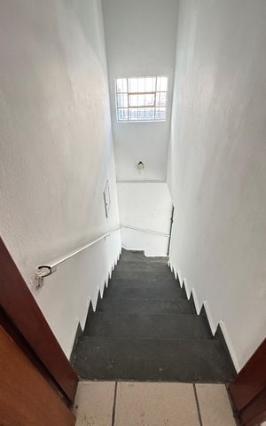 Casa à venda com 300m², 3 quartos e 3 vagas Casa à venda com 300m², 3 quartos e 3 vagasEscada
