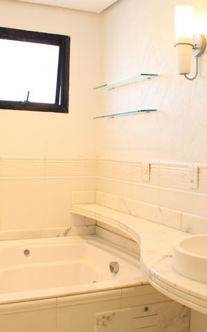 Apartamento à venda com 230m², 4 quartos e 3 vagasBanheiro da Suíte 1