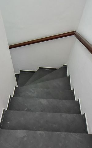 Casa para alugar com 94m², 2 quartos e 3 vagasEscada