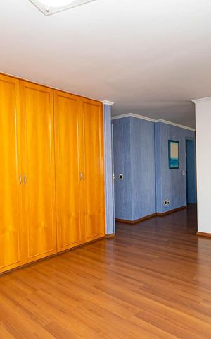 Apartamento à venda com 300m², 3 quartos e 2 vagas Apartamento à venda com 300m², 3 quartos e 2 vagasSuíte 1
