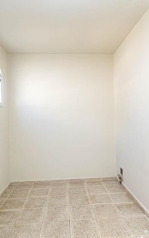 Apartamento à venda com 300m², 3 quartos e 2 vagas Apartamento à venda com 300m², 3 quartos e 2 vagasQuarto de Serviço