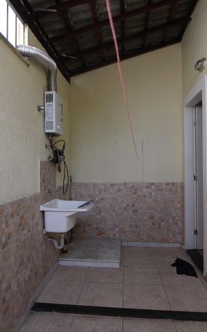 Casa de condomínio à venda com 140m², 3 quartos e 1 vagaÁrea de Serviço
