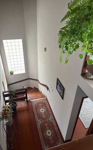 Casa à venda com 340m², 4 quartos e 3 vagas Casa à venda com 340m², 4 quartos e 3 vagasEscada