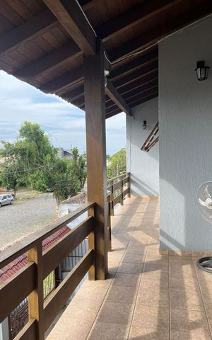 Casa à venda com 340m², 4 quartos e 3 vagas Casa à venda com 340m², 4 quartos e 3 vagasVaranda