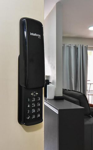 Apartamento à venda com 50m², 2 quartos e 1 vagaDetalhe - Fechadura Eletrônica