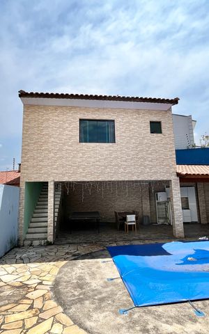 Casa à venda com 499m², 5 quartos e 8 vagas Casa à venda com 499m², 5 quartos e 8 vagasÁrea comum