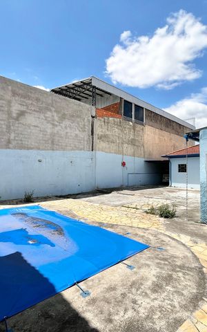Casa à venda com 499m², 5 quartos e 8 vagas Casa à venda com 499m², 5 quartos e 8 vagasÁrea comum - Piscina