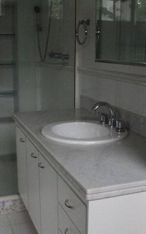 Casa de condomínio para alugar com 800m², 5 quartos e 5 vagasBanheiro da Suíte 1