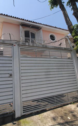 Casa para alugar com 320m², 3 quartos e 2 vagasFachada
