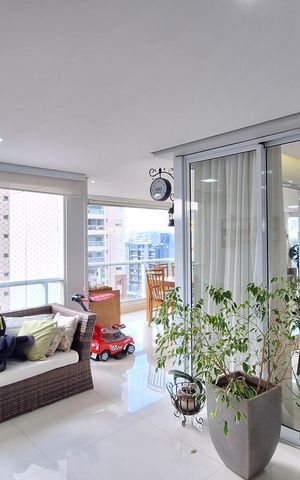 Apartamento à venda com 187m², 3 quartos e 3 vagas Apartamento à venda com 187m², 3 quartos e 3 vagasVaranda
