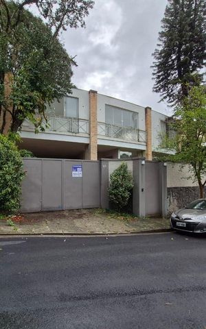 Casa à venda com 400m², 4 quartos e 3 vagas Casa à venda com 400m², 4 quartos e 3 vagasFachada