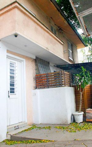 Casa à venda com 250m², 4 quartos e 4 vagasFachada
