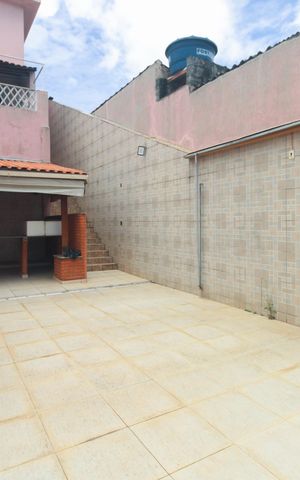 Casa à venda com 250m², 3 quartos e 2 vagas Casa à venda com 250m², 3 quartos e 2 vagasQuintal