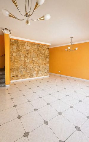 Casa à venda com 137m², 3 quartos e 3 vagas Casa à venda com 137m², 3 quartos e 3 vagasSala