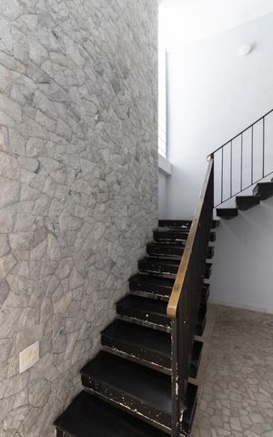 Casa à venda com 340m², 5 quartos e 1 vaga Casa à venda com 340m², 5 quartos e 1 vagaEscada