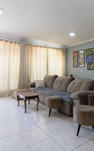 Casa à venda com 340m², 5 quartos e 1 vaga Casa à venda com 340m², 5 quartos e 1 vagaSala