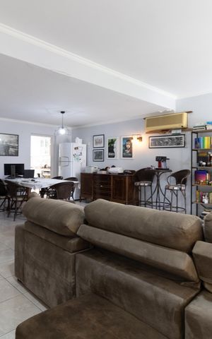 Casa à venda com 340m², 5 quartos e 1 vaga Casa à venda com 340m², 5 quartos e 1 vagaSala