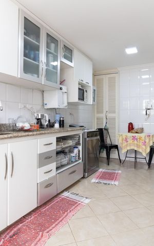 Casa à venda com 340m², 5 quartos e 1 vaga Casa à venda com 340m², 5 quartos e 1 vagaCozinha