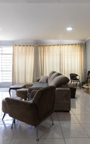 Casa à venda com 340m², 5 quartos e 1 vaga Casa à venda com 340m², 5 quartos e 1 vagaSala