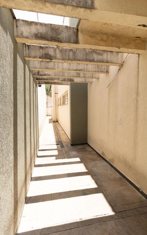 Casa à venda com 340m², 5 quartos e 1 vaga Casa à venda com 340m², 5 quartos e 1 vagaCorredor Lateral