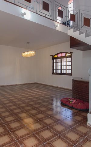 Casa à venda com 477m², 4 quartos e 4 vagas Casa à venda com 477m², 4 quartos e 4 vagasSala