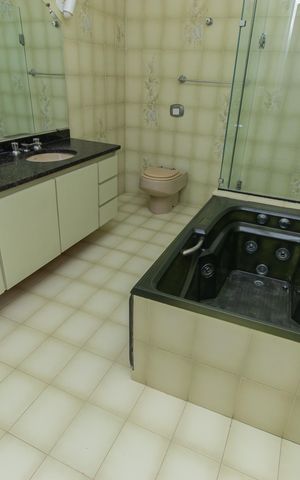 Casa à venda com 477m², 4 quartos e 4 vagas Casa à venda com 477m², 4 quartos e 4 vagasBanheiro da Suíte 2